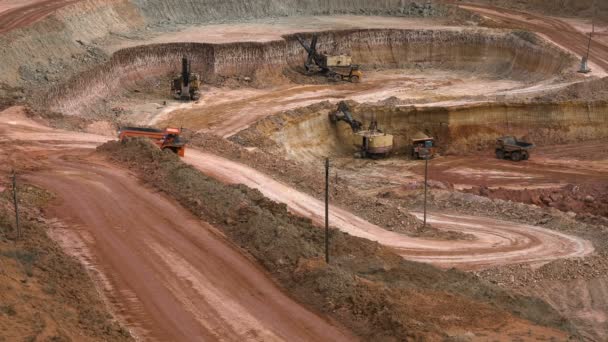 Les excavatrices chargent le minerai dans des camions-bennes. Cette zone a été exploitée pour la buaxite, l'aluminium et d'autres minéraux. Un casting ouvert. Exploitation de la mine. Carrière de bauxite . — Video