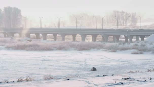 Time-lapse van snelweg brug acrossing bevroren rivier in de winter bij frosty mistige dageraad. — Stockvideo