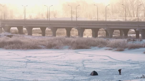Amplio tiro de puente de carretera que cruza el río congelado en invierno en el helado amanecer de niebla . — Vídeos de Stock
