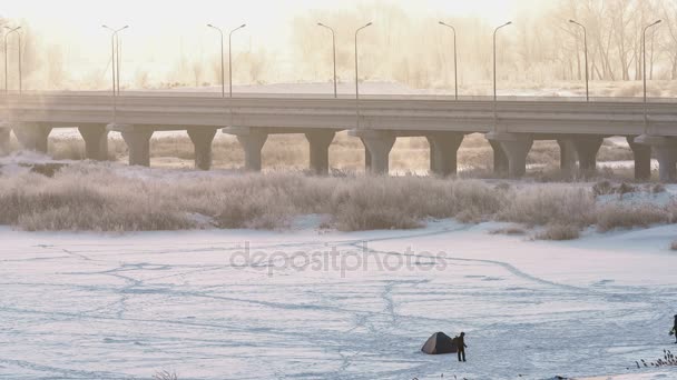 Amplio tiro de puente de carretera que cruza el río congelado en invierno en el helado amanecer de niebla . — Vídeos de Stock