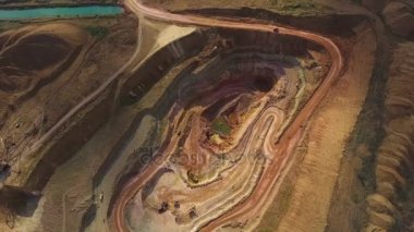 Açık döküm. Benim işletim. Ekskavatör. Kamyon. Panorama.