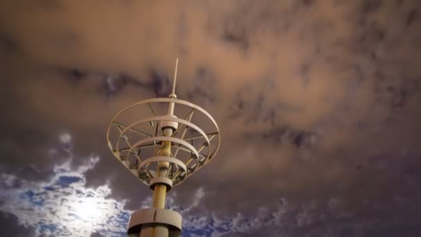 流れる雲とタイムラプス月に対して建物尖塔を設定. — ストック動画