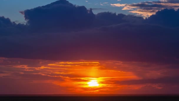 Time lapse de coucher de soleil rouge incroyable avec des nuages qui coulent . — Video