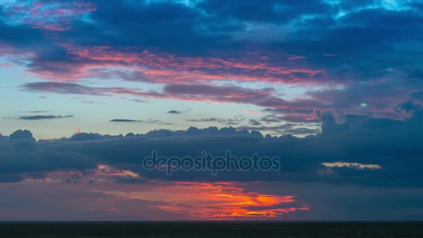 Zeitraffer eines atemberaubenden roten Sonnenuntergangs mit fließenden Wolken. — Stockvideo