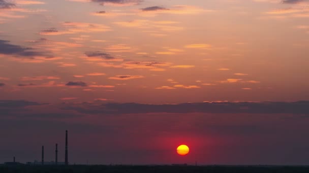 Time Lapse of Industrial pollution and smog sunrise with sun rays and dark clouds. — Stock Video