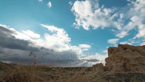 Zeitraffer von Strohballen in der schönen Wiesenlandschaft mit sich bewegenden Wolken am Himmel. Nachverfolgung Tiefpunkt Schuss. — Stockvideo