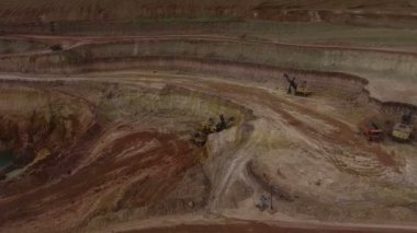 Taş ocağı Panoraması. Barkhan sands. Mineraller geliştirilmesi. Yukarıdan görüntülemek.