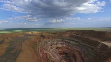 Taş ocağı Panoraması. Yapay göl. Gün batımı. Barkhan sands. Mineraller gelişimi.