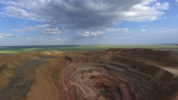 Panorama van de steengroeve. Stuwmeer. Zonsondergang. Barkhan zand. Ontwikkeling van mineralen. — Stockvideo