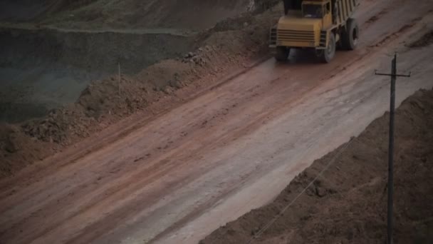 Mitte Aufnahme von schweren Bergbaulastwagen, die Ladung im Tagebau transportieren, an einem sonnigen Sommertag. Bouxit-Steinbruch. — Stockvideo