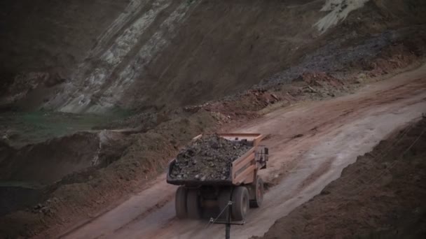 Mitte Aufnahme von schweren Bergbaulastwagen, die Ladung im Tagebau transportieren, an einem sonnigen Sommertag. Bouxit-Steinbruch. — Stockvideo