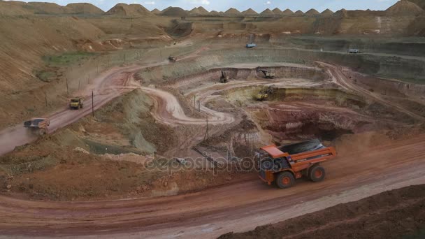 Les excavatrices chargent le minerai dans des camions-bennes. Cette zone a été exploitée pour la buaxite, l'aluminium et d'autres minéraux. Un casting ouvert. Exploitation de la mine. Carrière de bauxite . — Video