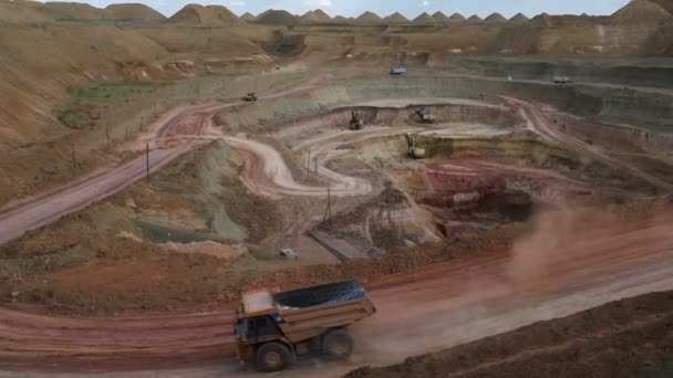 ショベルは、ダンプ トラックに鉱石をロードします。この地域は、buaxite、アルミニウムおよび他の鉱物の採掘されています。オープン キャスト。オペレーティング鉱山。ボーキサイトの採石場. — ストック動画