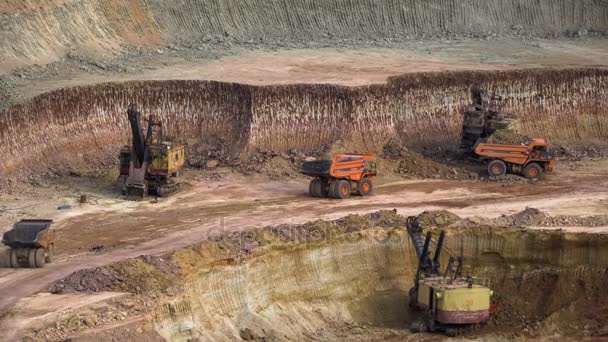 挖掘机装载矿石到自卸卡车。这一领域已开采 buaxite、 铝和其他矿物。露天的。生产矿井。铝土矿石矿场. — 图库视频影像