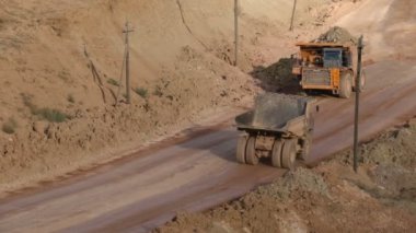 Orta Ağır incelemesi kamyon yakaladığında kargo güneşli yaz günü açık döküm madencilik ocağında bir kadeh. Bouxite maden ocağı.