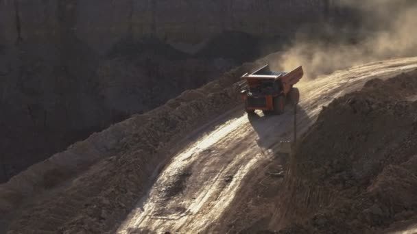 Mitte Aufnahme von schweren Bergbaulastwagen, die Ladung im Tagebau transportieren, an einem sonnigen Sommertag. Bouxit-Steinbruch. — Stockvideo