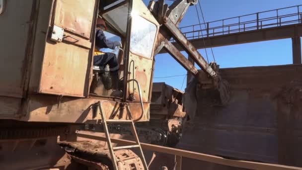 PAN shot of dump car unloading ore at the crushing and sorting complex. Production of aluminum. Extraction of primary raw materials. — Stock Video