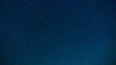 Zaman atlamalı gece gökyüzü ve Samanyolu