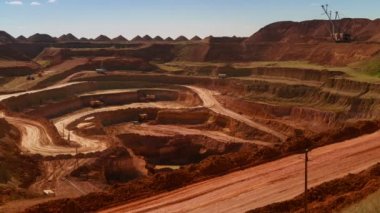 Açık döküm zaman atlamalı. Benim işletim. Boksit ocağı. Ekskavatör cevher döküm-kamyon yükleyin. Bu alan buaxite, alüminyum ve diğer mineraller için mayınlı.