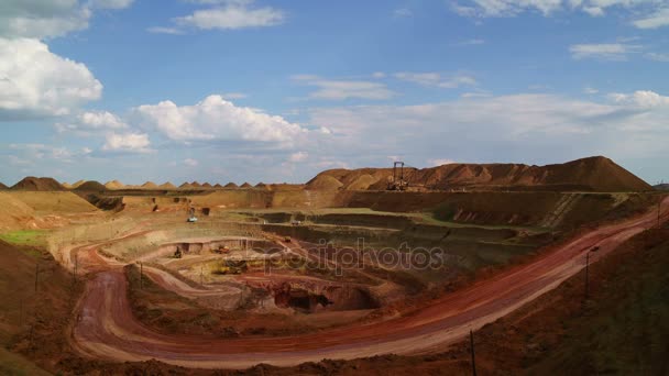 Laps de temps de l'open cast. Exploitation de la mine. Carrière de bauxite. Les excavatrices chargent le minerai dans des camions-bennes. Cette zone a été exploitée pour la buaxite, l'aluminium et d'autres minéraux . — Video