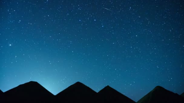 Stars Time Lapse of operating mine at night. Barkhan despeja semelhante às pirâmides egípcias — Vídeo de Stock