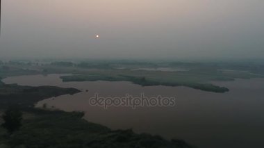 Havadan görünümü. Panoramik yaz sabah manzara. Güzel manzara nehir, ağaçlar ve inanılmaz güneş alanıyla. Sabah sis.
