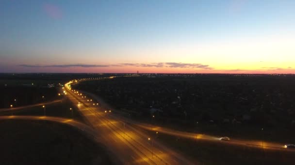 空撮。照らされた高速道路のインターチェンジでのトラフィック。夜の交通. — ストック動画