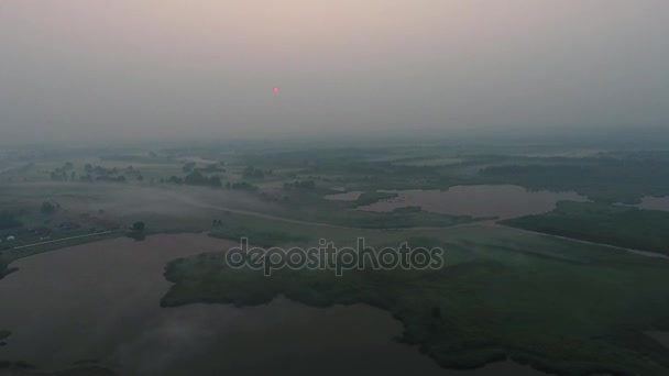 鸟瞰图。全景的夏天早上景观。如画的风景与河流、 树木和具有令人难以置信的太阳的字段。晨雾. — 图库视频影像