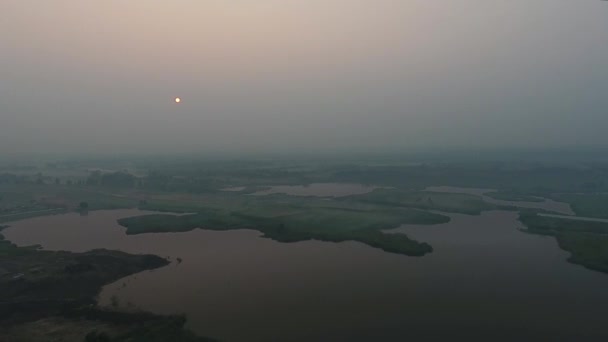 Widok z lotu ptaka. Lato panoramiczny pejzaż rano. Malowniczy krajobraz z rzeki, drzewa i pole z niesamowitą słońcu. Porannej mgle. — Wideo stockowe