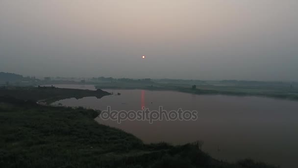 Вид з повітря. Панорамний літній ранковий пейзаж. Мальовничий краєвид з річкою, деревами та полем з неймовірним сонцем. Ранковий туман . — стокове відео