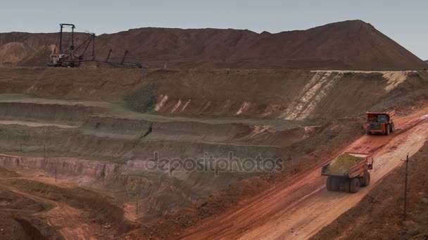 Muldenkipper bringt Erz aus dem Steinbruch. Panorama der Mine. Barchansande. Entwicklung von Mineralien. — Stockvideo