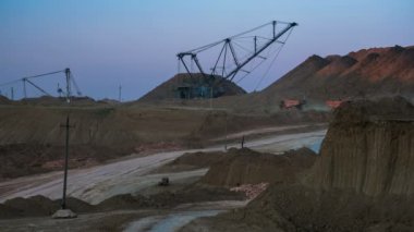 Benim Kaptan Ekskavatör gece karanlığında cevheri arka planda yükleme ile işletim geniş atış. Dikiz damperli kamyon tarafından geçen. Boksit ocağı.