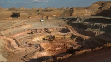 Ekskavatör cevher döküm-kamyon yükleyin. Bu alan buaxite, alüminyum ve diğer mineraller için mayınlı. Açık döküm. Benim işletim. Boksit ocağı.