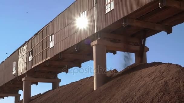 Erts voorbereiding op een breken en sorteren van de fabriek. — Stockvideo