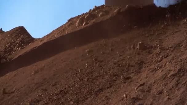 Preparación de minerales en una fábrica de trituración y clasificación . — Vídeos de Stock