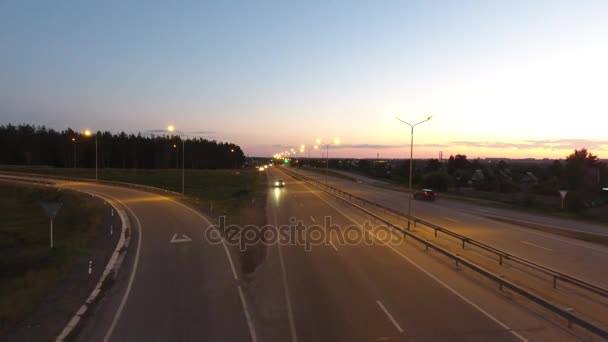 Luftaufnahme. Schwerverkehr am Autobahnkreuz. — Stockvideo