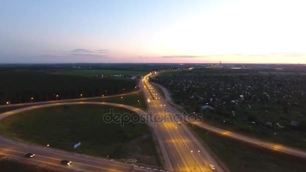 Vista aérea. Tráfico pesado en un intercambio de carreteras . — Vídeo de stock