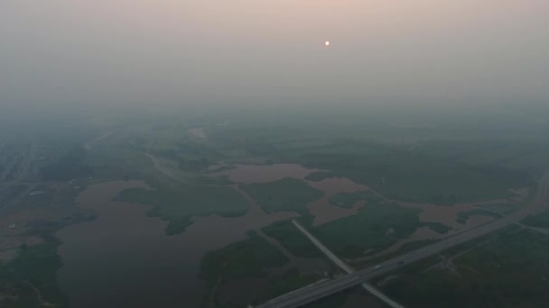 Luftaufnahme. die malerische Landschaft mit Fluss, Autobahnbrücke, Bäumen und Feld mit unglaublicher Sonne. Morgennebel. — Stockvideo