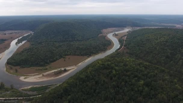 Vista aérea de montañas cubiertas de bosque de coníferas con río . — Vídeos de Stock