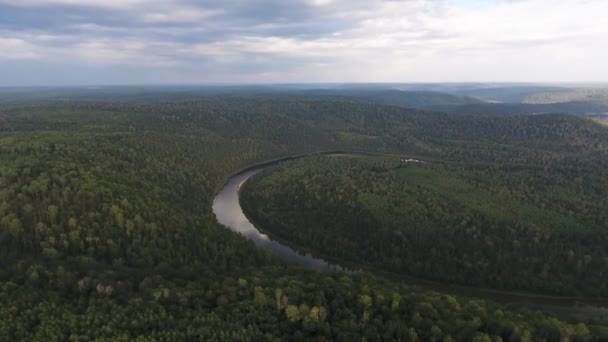 Foto aérea de montañas cubiertas de bosque de coníferas con rayos de río y sol a través de las nubes . — Vídeos de Stock