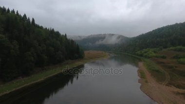Ormanla kaplı dağları arasında akan nehir dağ hava uçan ileriye doğru vurdu. Gri yağmur bulutları. Sis Nehri.