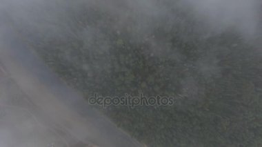 Dağlar arasında akan nehir dağ hava izleme görüntüsünü ormanıyla kaplı. Gri yağmur bulutları. Sis Nehri.