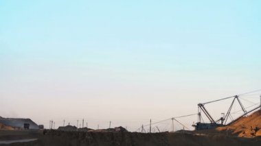 Ekskavatör cevher döküm-kamyon yükleyin. Bu alan buaxite, alüminyum ve diğer mineraller için mayınlı. Açık döküm. Benim işletim. Boksit ocağı.