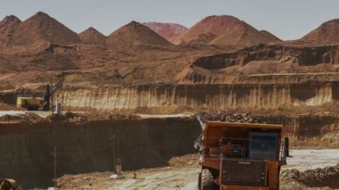 Ekskavatör cevher döküm-kamyon yükleyin. Bu alan buaxite, alüminyum ve diğer mineraller için mayınlı. Açık döküm. Benim işletim. Boksit ocağı.