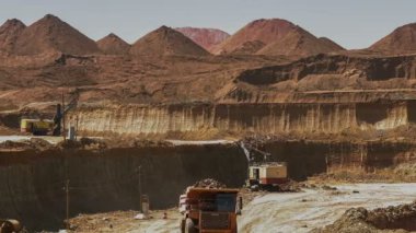 Ekskavatör cevher döküm-kamyon yükleyin. Bu alan buaxite, alüminyum ve diğer mineraller için mayınlı. Açık döküm. Benim işletim. Boksit ocağı.