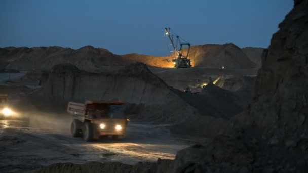 Graafmachines laden erts in de dump-vrachtwagens. Dit gebied is voor buaxite, aluminium en andere mineralen gedolven. Open-cast. Operationele mijne. Bauxiet steengroeve nachts. — Stockvideo