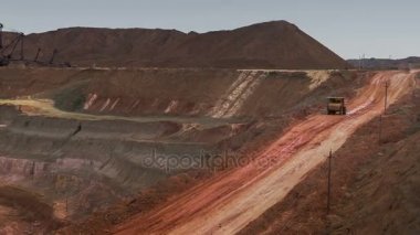 Zaman atlamalı. Ekskavatör cevher döküm-kamyon yükleyin. Bu alan buaxite, alüminyum ve diğer mineraller için mayınlı. Açık döküm. Benim işletim. Boksit ocağı geceleri.
