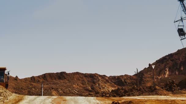 Bagger laden Erz in Kipper. Dieses Gebiet wurde nach Buaxit, Aluminium und anderen Mineralien abgebaut. Tagebau. Minen betreiben. Bauxitabbau. — Stockvideo