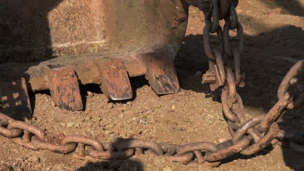 Primer plano de la cubeta excavadora dragalina 15 metros cúbicos con cadenas masivas de pie en el lado de la cantera contra el atardecer en el cielo azul . — Vídeos de Stock