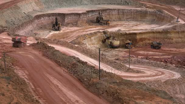 Temps écoulé. Les excavatrices chargent le minerai dans des camions-bennes. Cette zone a été exploitée pour la buaxite, l'aluminium et d'autres minéraux. Un casting ouvert. Exploitation de la mine. Carrière de bauxite la nuit . — Video